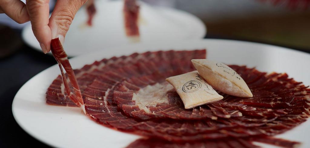 Etiqueta negra vs. etiqueta roja en el jamón ibérico – ¿Cuál es la diferencia? - Alba Ibérico